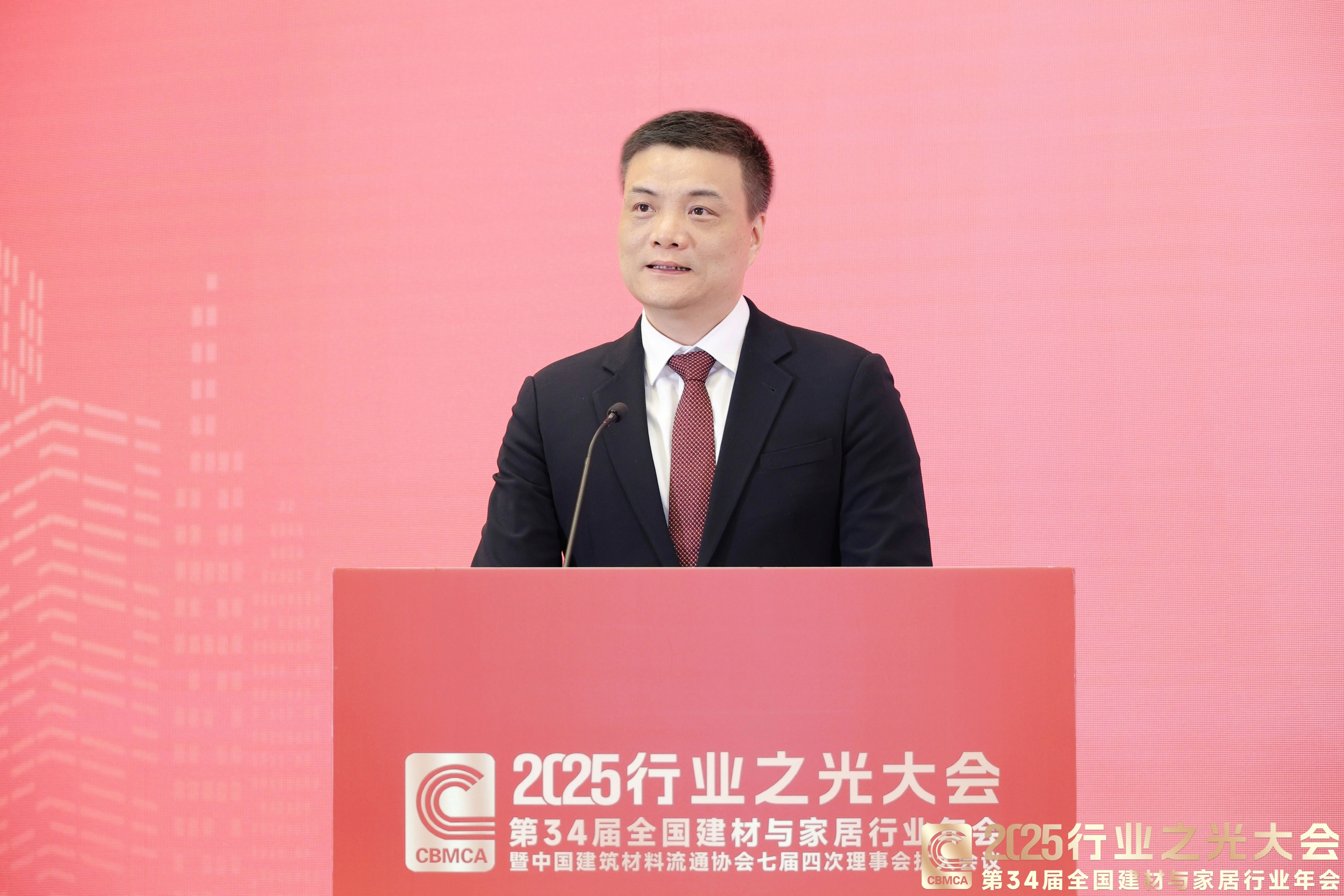 3、谢董致辞照-中景 3、谢董致辞照-中景