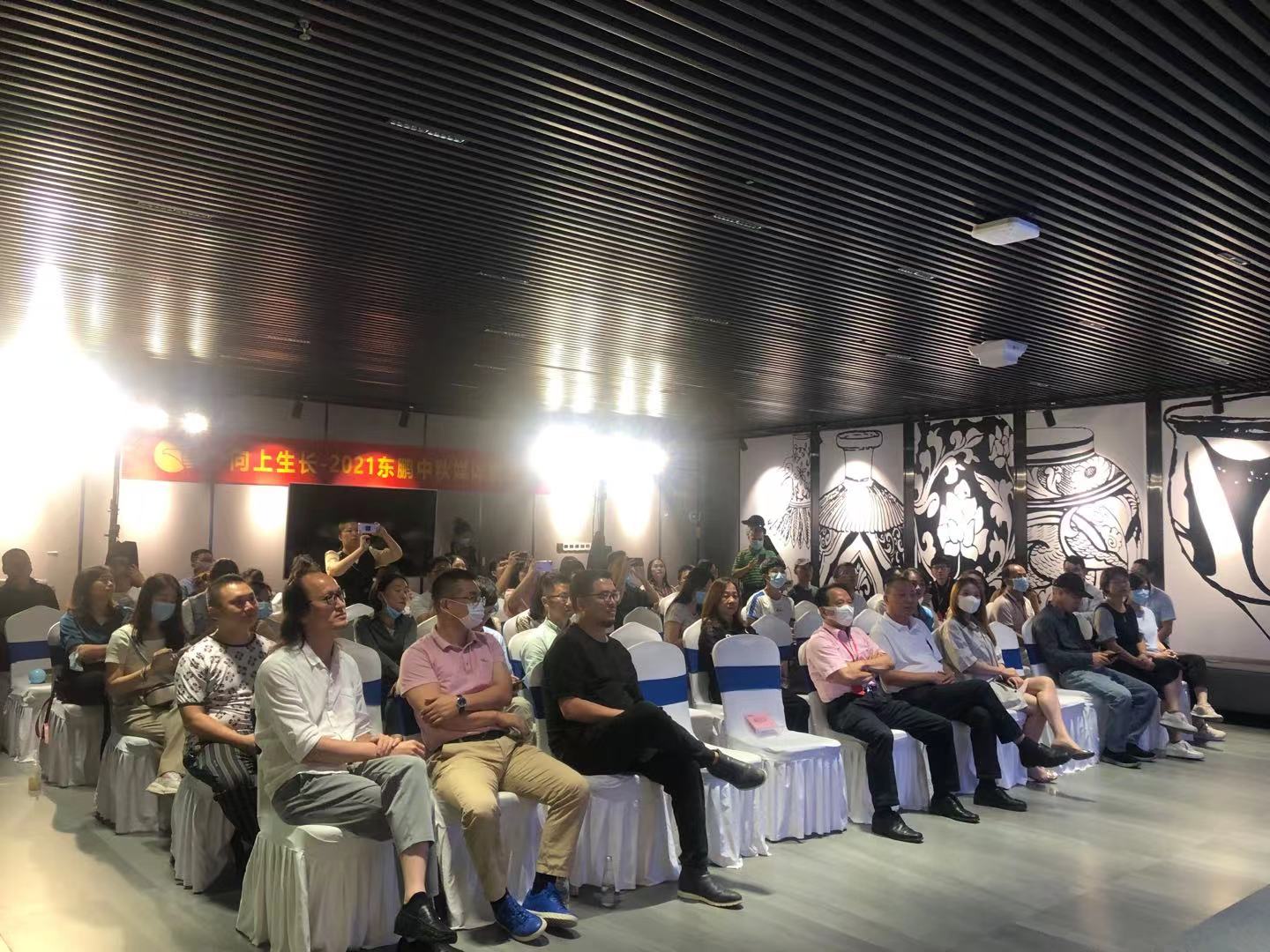 东鹏举行中秋媒体鹏友会，何新明谈上市感受及今后战略