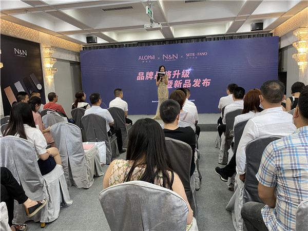 阿洛尼携新品牌“N&N”和“斯蒂法诺”亮相发布会
