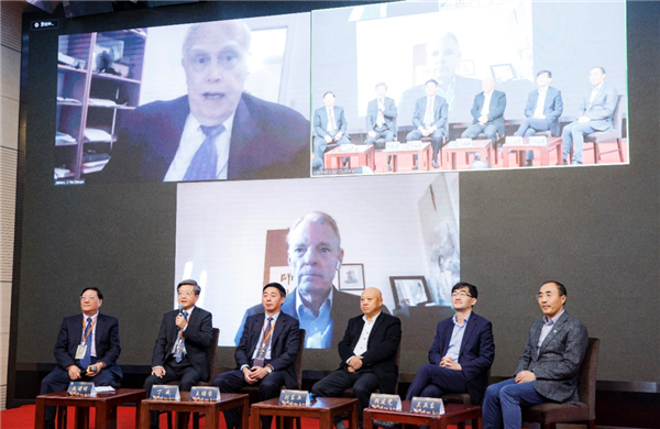 恒洁集团CEO丁威受邀对话诺贝尔经济学奖得主